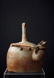ミノア文明：ミルトス出土の女性神格（母なる女神？）のテラコッタ彫刻。紀元前2300年。寸法：21.1 cm。クレタ島、アギオス・ニコラオス（聖ニコラオス）博物館