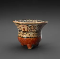 神々とカレンダーのサインが付いた三脚ボウル、西暦900〜 1519年（スリップ付きの陶器）