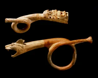 プレコロンビア美術、モーチカ文化（醜い、モーチケ）：テラコッタ製トランペット。200-500 AD Goteborg, 民族学博物館