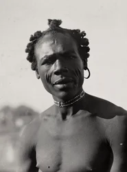 ファシストの時代に帝国を築く。1936年9月5日、クナマの男（モノクロ写真