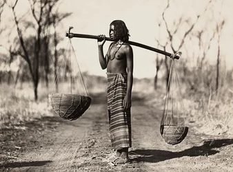 ファシストの時代に帝国を築く。水を運ぶクナマ族の女性、1936年9月5日（モノクロ写真