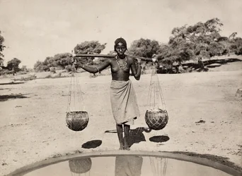 ファシストの時代に帝国を築く。水を運ぶクナマ族の女性、1936年9月5日（モノクロ写真