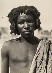 ファシストの時代に帝国を築く。クナマの若者、1936年9月5日（モノクロ写真