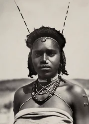 ファシストの時代に帝国を築く：クナマ族の少女 1936年09月05日（モノクロ写真