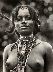 ファシストの時代に帝国を築く：クナマ族の女性 1936年09月05日（モノクロ写真