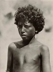 ファシズムの時代に帝国を築く：ベニ・アメル族の少年 1936年09月05日（モノクロ写真