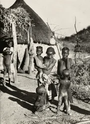 ファシスト時代に帝国を築く：タクルリ族の少年たち（1936年9月5日）（モノクロ写真