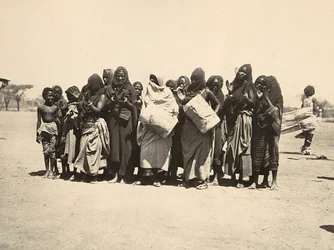 ファシストの時代に帝国を築く：イスラム教徒の女性たちのカラフルなグループ、1936年09月05日（モノクロ写真