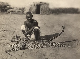 ファシズムの時代に帝国を築く：ヒョウを展示するインド人、1936年09月05日（モノクロ写真