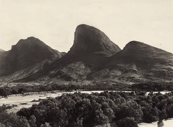 ファシズムの時代に帝国を築く：人間の横顔の形をした山の鎖、1936年09月05日（モノクロ写真