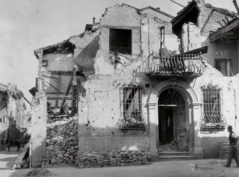セルミデの爆撃：第二次世界大戦中に大きな被害を受けた家。ファサードの一部を見ることができる