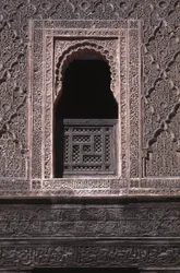 1565年にサーディアン人によって建てられたアリベンユーセフメデルサの中庭の窓の景色（杉材と漆喰の作品）
