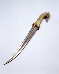 ムガル美術：ダマスカス象嵌鋼製の馬頭短剣。17世紀。高さ0.5m、パリ、ルーヴル美術館