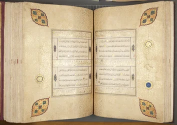 Fol 82 verso 83 recto、Timurid Quran、1441（ink＆gold on paper）