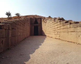 古代ギリシャ：アガメムノンの墓「トレゾー・ダトリー」の入り口の様子。紀元前1250年ギリシャ、ミケネス