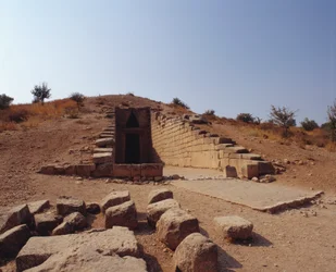 古代ギリシャ：アガメムノンの墓「トレゾー・ダトリー」の入り口の様子。紀元前1250年ギリシャ、ミケネス
