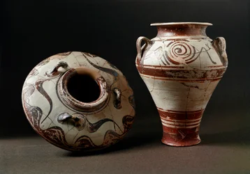ミケニアン美術：陶製花瓶紀元前1400年アテネ、アゴラ博物館 - ミケーネの美術：陶器の壺。紀元前1400年ギリシャ、アテネ、アゴラ博物館