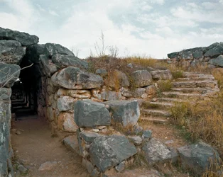 ミケーネの美術：紀元前1200年頃のミケーネの城塞、ティルンテ市の屋根付き通路。ギリシャ