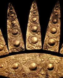 ミケニアンの美術：ミケネスの第3墓から出土した金の埋葬用装飾品の詳細。紀元前16世紀。薄さ14 cm アテネ、国立考古学博物館