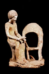 ミケニアン・アート：パンを手にしてオーブンの近くにいる女性像。紀元前16世紀。ストラスブール、考古学博物館