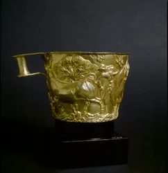 ミケーネ美術：雄牛を捕らえる場面で装飾された金杯。紀元前1500年。スパルタ近郊のヴァフィオ遺跡出土。アテネ、国立考古学博物館