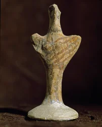ミケニアン美術：イタリアのScoglio del Tonno（Punta Tonno、Taranto）から出土したテラコッタ製の偶像。紀元前2000年の青銅器時代。