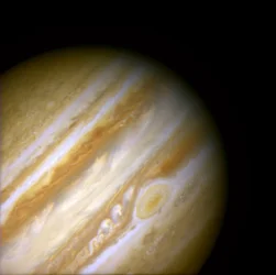 1999 年の木星大気の古代の嵐。