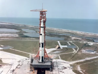 1971年に米国フロリダ州のケネディ宇宙センターの発射台にいるアポロ15号。