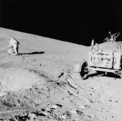 1971年のアポロ15の間にハドリーデルタの斜面にいるデイビッドスコット宇宙飛行士b1932。