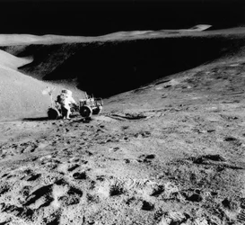1971年のアポロ15の間にハドリーデルタの斜面にいるデイビッドスコット宇宙飛行士b1932。