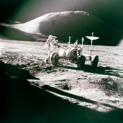 1970 年代、月面で月面車を運ぶ宇宙飛行士。