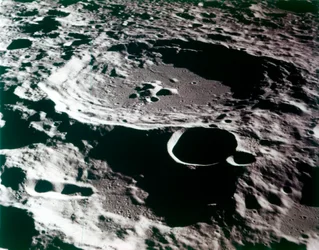 月の表面にあるクレーターの拡大図。