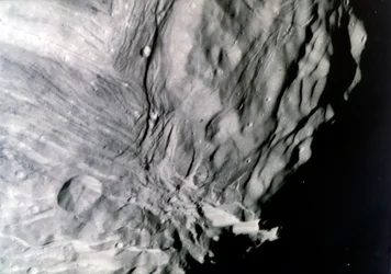 1986 年 1 月 24 日、ボイジャー 2 号から見た天王星の衛星の 1 つ、ミランダ。