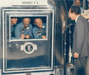 [リチャード M. ニクソン大統領は、アポロ 11 号の宇宙飛行士を回収船 USS ホー...、1969 年に迎えました。