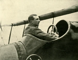 Flight-Lieutenant CH Collet、RN、DSO、c1914、c1920。