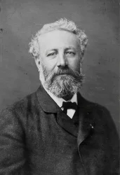 ジュール・ヴェルヌ（1828-1905）。フランスの作家。 1880年頃