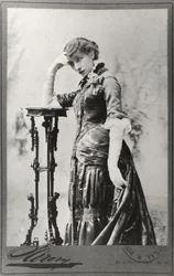 アメリカで撮影されたサラ・ベルナール（1844-1923）の肖像（モノクロ写真）