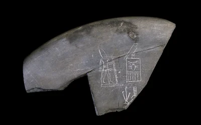 刻まれた石器の断片、紀元前3285年頃（彫刻されたシルト岩）