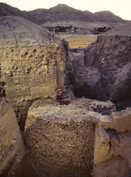 新石器時代のエリコ遺跡のトレンチ