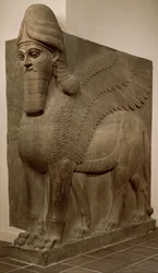 人間が向いた翼のあるライオン（lamassu）、紀元前883〜859年（石膏アラバスター）