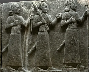 トルコの石からのヒッタイトの裁判所職員を描いたレリーフ