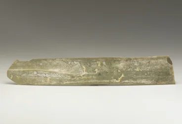 収穫用ナイフ（hu）、Qijia Culture、c.2500-2000 BC（ヒスイ）