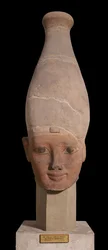 上エジプトの白い冠をかぶったファラオの頭部、紀元前1400年頃（土器）