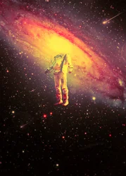 鮮やかな銀河に浮かぶ宇宙飛行士