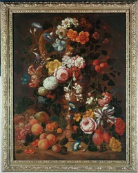 バラ、ダリア、ヒルガオ、チューリップ、その他の花、彫刻が施された骨壷、ブドウ、プラム、桃が近くにあります