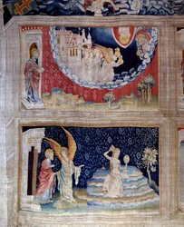 黙示録のタペストリー（1373-1383）、第64番：天使がヨハネに、偶像崇拝の象徴であり、魔術によってあらゆる国民を惑わせたバビロンへの断罪を示す。下部：サタンに仕える娼婦バビロンが、鏡の前で金髪を熱している