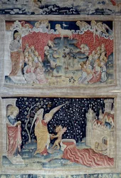 ヨハネの黙示録」（1373-1383）の掛け軸、n.47：シオン山の子羊。その下のn.55では、天使が地のぶどうの木を拾い上げ、そのぶどうの木が神の怒りの大桶に注ぎ込まれ、大桶が溢れて血が逆流しています。ニコラ・バタイユ（1330-1405）のタペストリー