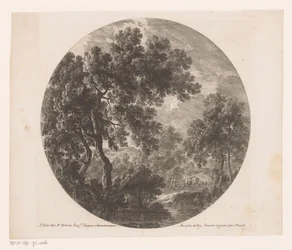 群れの後ろに二人の男がいる森の風景