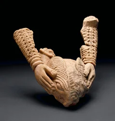 動物の頭を抱えている腕、Owo（テラコッタ）