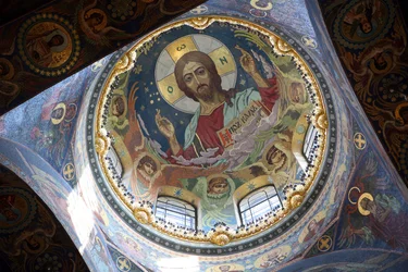 セントピーターズの血の上の救世主教会の中央ドームの下のキリストPantocrator